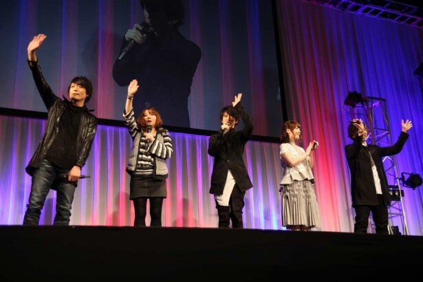 テレビアニメと今回の劇場版の新旧キャスト陣が舞台上に集い、作品の話に花を咲かせました<br>