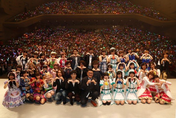 MONACAと出演者、そしてMCを務めた吉田尚記さんが、手をMONACAの「M」の形にして記念写真<br>