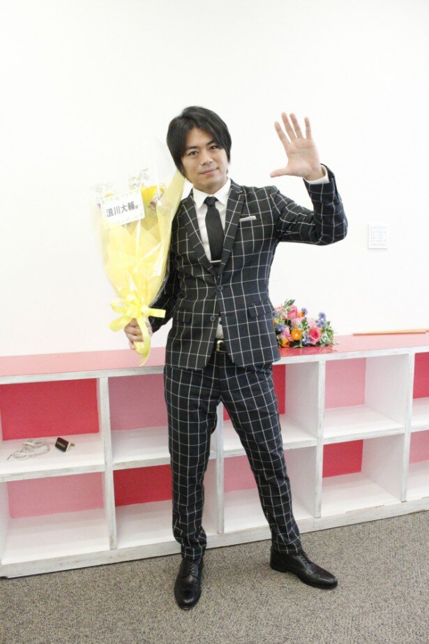 楽屋取材時の浪川さん。別ポーズバージョン<br>