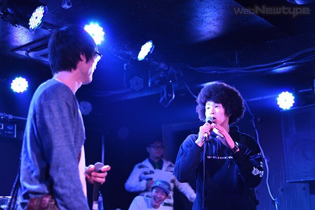 ステージには個性的なMC勢が続々と登場。写真は熱いバトルを見せてくれたA-FLOW vs MCナズナ<br>