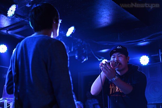 硬い韻で迫ったハイジ a.k.a HIGE the fat(右)に対し、高い場への適応力で迎え撃ったMCナズナ<br>