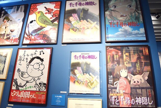同じ作品でも、デザインの異なる数種類のポスターが展示されています<br>