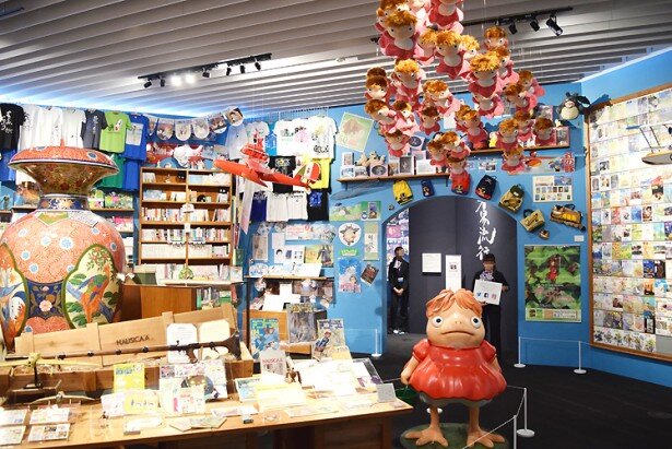 多数のレアアイテムが展示された「ジブリの倉庫」エリア<br>