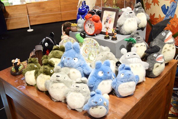 大小さまざまなトトロのぬいぐるみ<br>