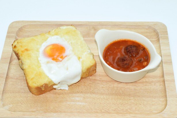 カフェで味わえる「目玉焼きトースト＆肉団子のスープ」(1080円)<br>