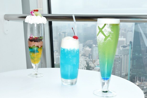 左より、「大博覧会記念パフェ」(1280円)、「天空のクリームソーダ」(700円)、「青い空と飛行機のビール」(900円)<br>