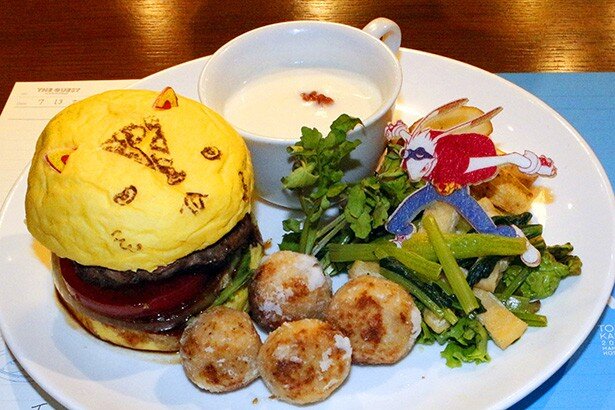 お腹がすいたらコレ！肉汁たっぷり！ボリューム満点！ 仮ケンジとキング・カズマのバーガープレート 陣内家のおかず添え(税別1480円)<br>(C)2009 SW F.P.