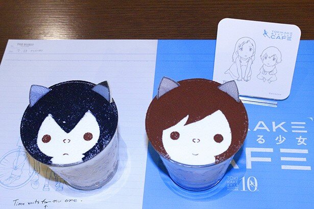 2人が見上げているようなキュートなドリンク！コースター付き。「おおかみこどもの雨と雪」アイスティーラテ。あなたは雪ちゃん？雨くん？それともふたり一緒に？(税別680円)<br>(C)2012 W.C.F.P