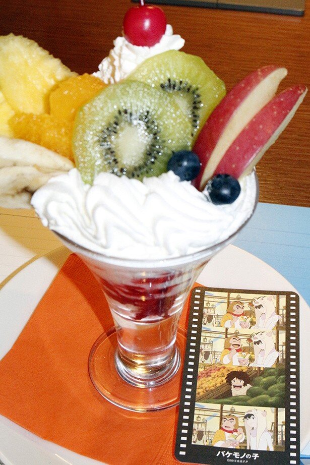 カード付きが嬉しい！九太もツバを飲む！ 二郎丸のフレッシュフルーツパフェ(税別1180円)<br>(C)2015 B.B.F.P