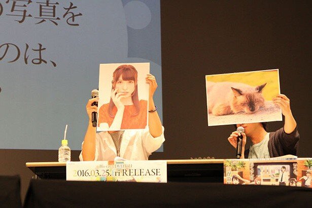ブリドカットさんの写真を掲げる山下さん。こちらの写真は、この後のコーナーでも大活躍(?)しました<br>