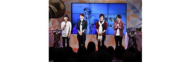 左から凜雪鴉（リンセツア）役の鳥海浩輔さん、殤不患（ショウフカン）役の諏訪部順一さん、狩雲霄（シュウンショウ）役の小山力也さん、捲殘雲（ケンサンウン）役の鈴村健一さん<br>