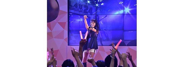 オープニング主題歌「Divine Spell」を熱唱するTRUEさん<br>