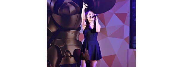 エンディング主題歌「Patria」を歌い上げるMinamiさん<br>