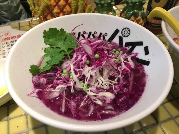 「ショショショショ初号機」はさっぱり味の冷やしラーメン。紫とグリーンのエヴァンゲリオンカラー<br>