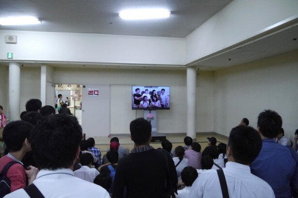 ステージイベントで流されたメッセージビデオは、展示会場でも放映され、多くの人が足を止め見入っていました<br>