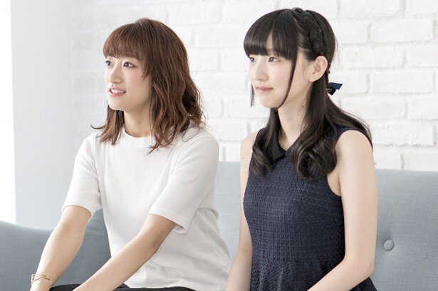インタビュー当日の服装は対照的なカラーリングの2人<br>