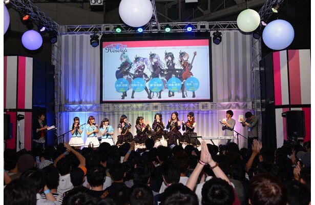 TGS2016ブシロードブース「バンドリ！」ステージ。Roseliaメンバーもゲームや新ユニットの紹介を見守ります<br>(C)BanG Dream! Project