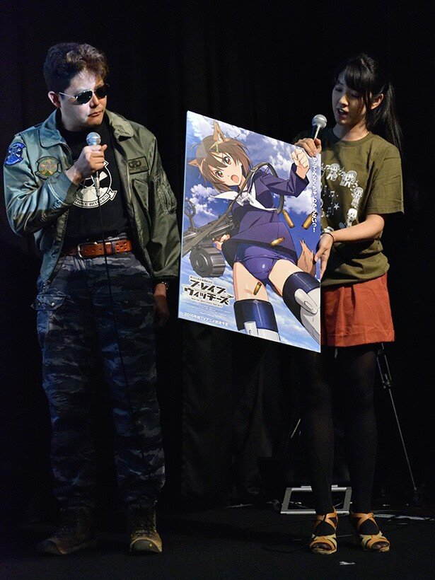 「ブレイブウィッチーズ」宣伝担当の西山洋介さん(左)と兄部萌柚子さん(右)は、ミリタリールックで登場キャラの体の部位について語っていました<br>