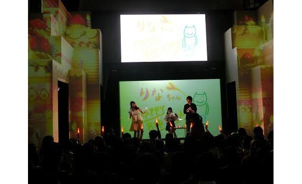 ろうそくに見立てたペンライトで、ファンも遠藤さんをお祝いしました<br>