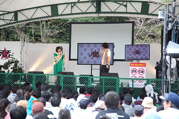 開会式に登場した中村繪里子さんと近藤光社長<br>