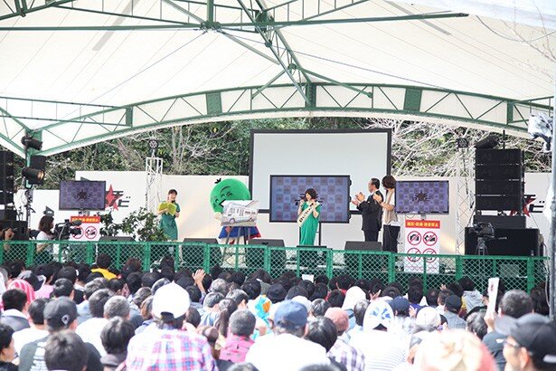 移動図書館には中村さん自身のサインと共に、彼女が演じる「アイドルマスター」の天海春香のサインを入れたとのこと<br>