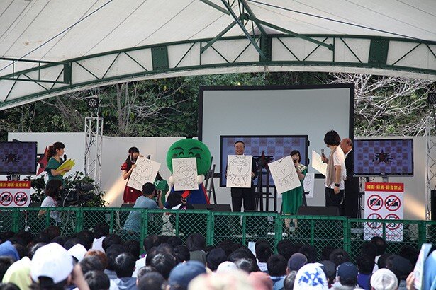 絵描き歌に挑戦した登壇者。公認絵描きということで、誰もが手軽にすだちくんを描けることが証明(?)されました<br>