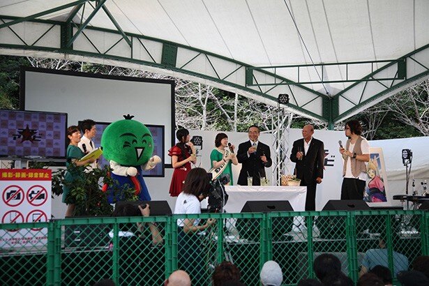 登壇者全員で「すだちドリンク」を試飲。ドリンクのすだちは皮ごと食べることもできて、血糖値を抑える効果もあるそうです<br>