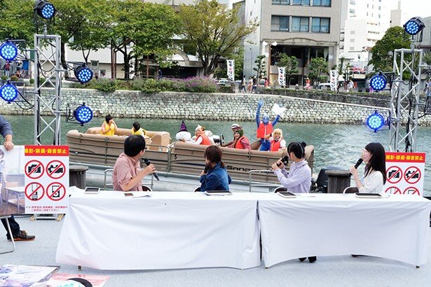 ステージの後ろを通りかかったボートのコスプレイヤーたちに挨拶。マチ★アソビならではのゆるさです。<br>