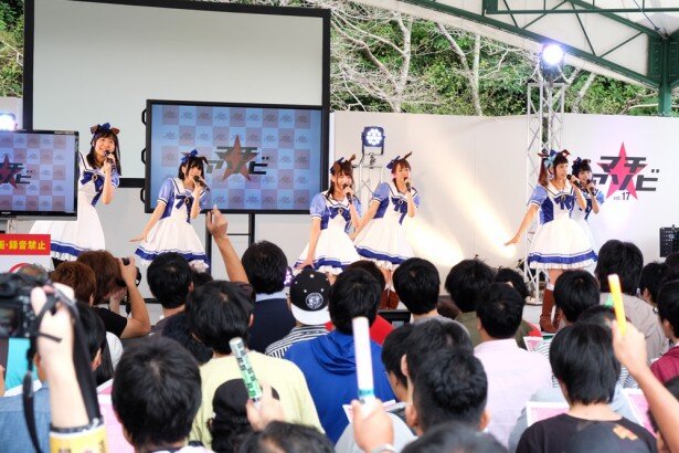 マチ★アソビ vol.17眉山山頂ステージ「ウマ娘」ライブステージの様子です<br>