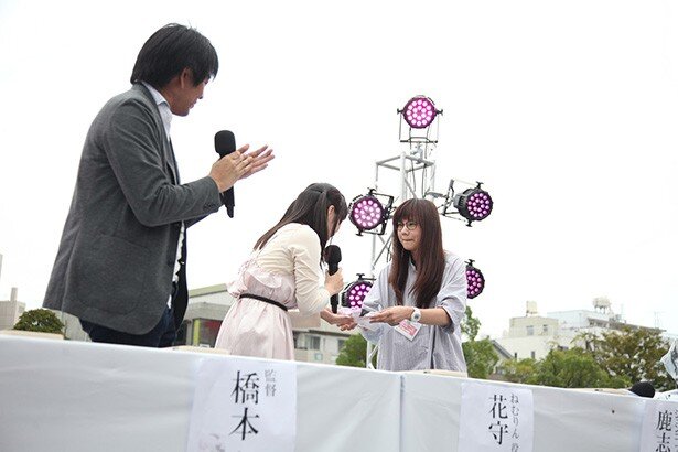 橋本監督と花守さんの誕生日が近いことで、鹿志村プロデューサーからバースデープレゼントが。中身は、花守さんがマニキュア、橋本さんは「必ず茶柱が立つ茶葉」でした<br>