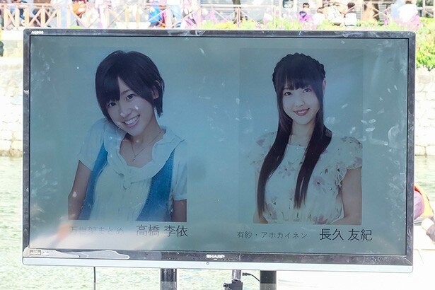 登壇の2人以外の発表キャストは万世架まとめ役高橋李依さん、有紗・アホカイネン役長久友紀さん。イヤホンズ勢揃いです<br>