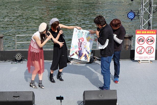 「エスカクロン」アニメ化決定の報で歓喜に湧く新町川東公園ステージ<br>