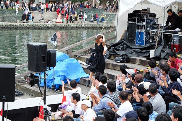 「エスカクロン」ステージから何かが気になる安済知佳さん。ベレー帽は安野さんからのプレゼント<br>