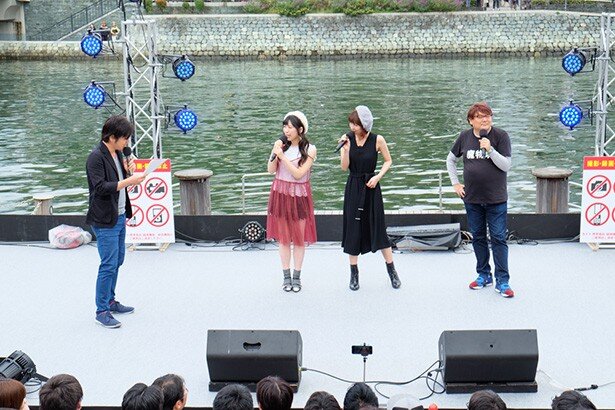 左から田中宏幸プロデューサー、安野希世乃さん、安済知佳さん、水島精二総監督<br>