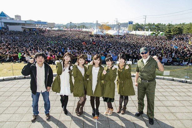 (左から)水島努監督、井口裕香さん、中上育実さん、渕上舞さん、茅野愛衣さん、尾崎真実さん、ガルパン応援大使兼大洗大使の蝶野正洋さん<br>