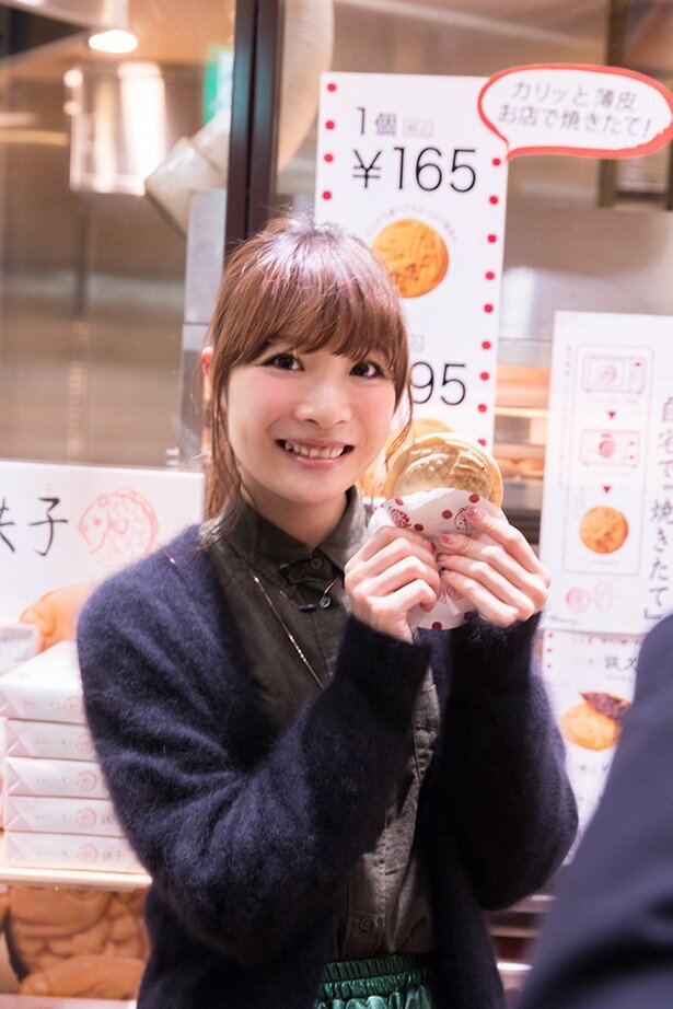 大好きなたい焼きを目の前に、嬉しい様子のMay&#039;nさん<br>