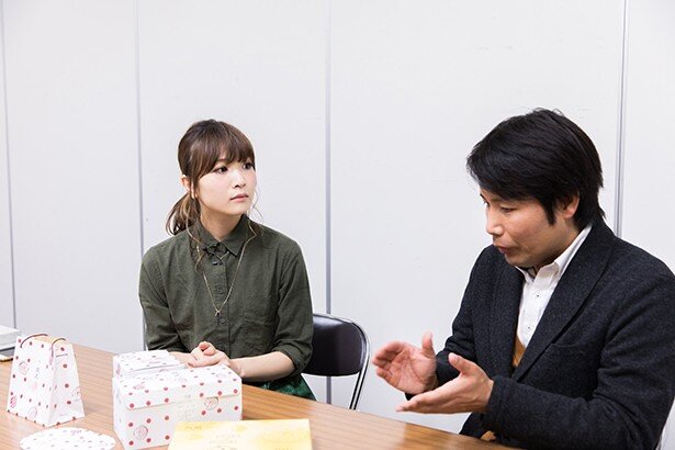 真剣に話を聞くMay&#039;nさん<br>