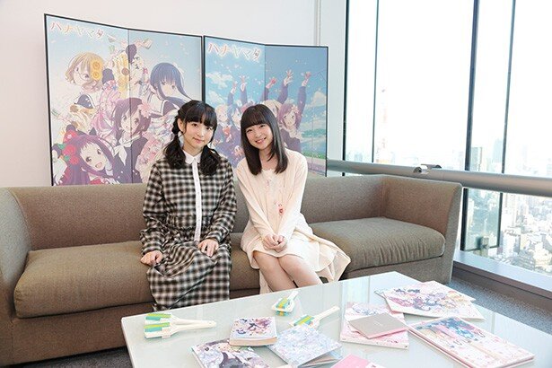 懐かしい「ハナヤマタ」アイテムに囲まれての取材。話は尽きません<br>