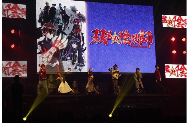 「双星の陰陽師」からは花江夏樹さん・潘めぐみさん・芹澤優さん・村瀬歩さん・浪川大輔さん・石川界人さんが出演。中二風の決めポーズで出演です<br>