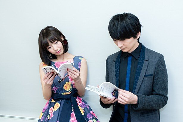 発売前の最新刊を読みふけっている島崎さん。感情のままに話してくれる安済さんと、冷静に受け答えをする島崎さん。対象的なお2人でした<br>