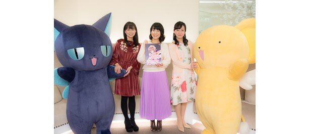 舞台挨拶では、「カードキャプターさくら」好きのフリーアナウンサー・松澤千晶さん(右から2番目)が進行を担当しました<br>