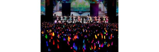 色とりどりのきらびやかな衣裳に着替えて「ザ・ライブ革命でSHOW!」<br>