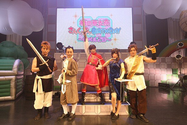 共演者は、楠田さんが昨年出演した舞台「ESORA」で共演した縁もあり、今回出演することになったとのこと。楠田さんの人柄に魅かれて集まったメンバーが最高のステージを創り上げました<br>写真：中村ユタカ