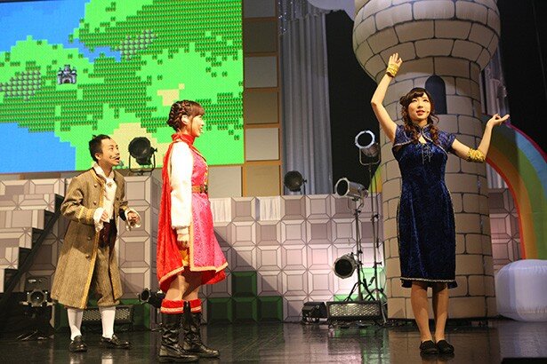 物語中には、話しかけても同じセリフしかしゃべらないキャラクターなど、RPGあるあるもふんだんに盛り込まれ、ファンを笑わせていました<br>写真：中村ユタカ