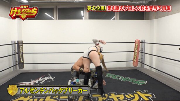 相手を肩越しに仰向けに持ち上げて、